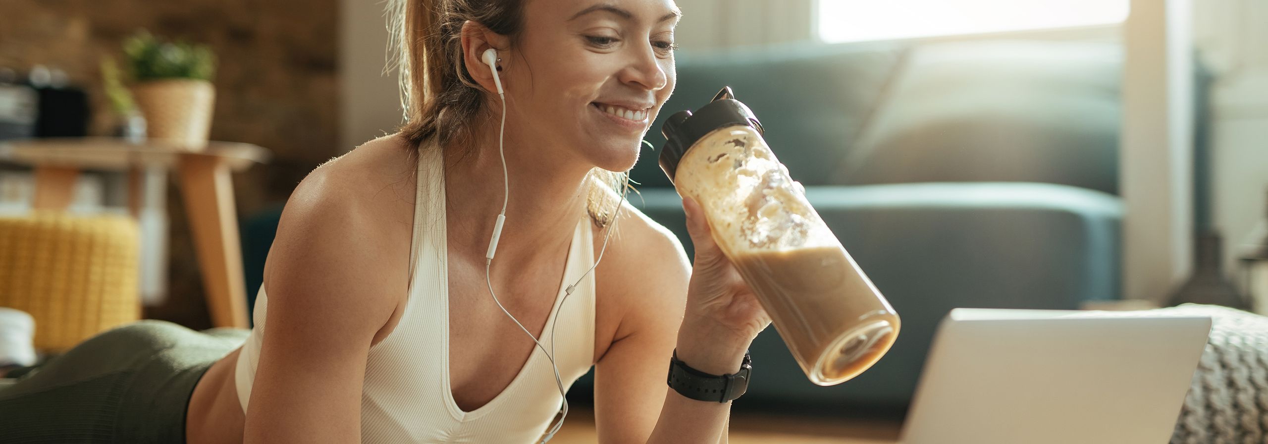 Test tasku žena s proteinovým drinkem
